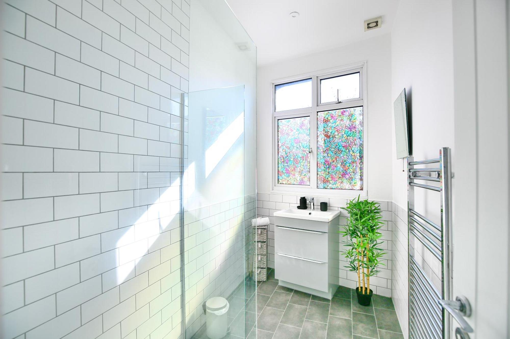 Three Bedroom House By Peacegrove Homes Short Lets & Serviced Accommodation Brighton With Free Wifi & Pet Friendly Exterior photo